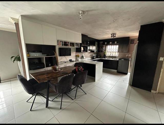 3 BEDROOM HOUSE FOR SALE IN BLUE HILLS